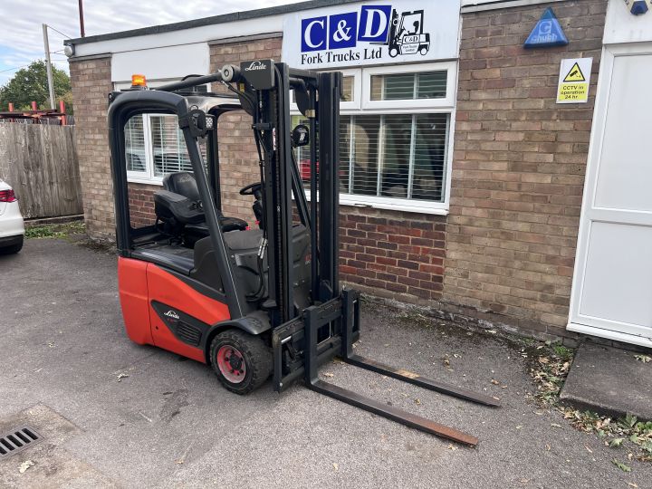 Linde E12-02 Small Counterbalance Fork Truck