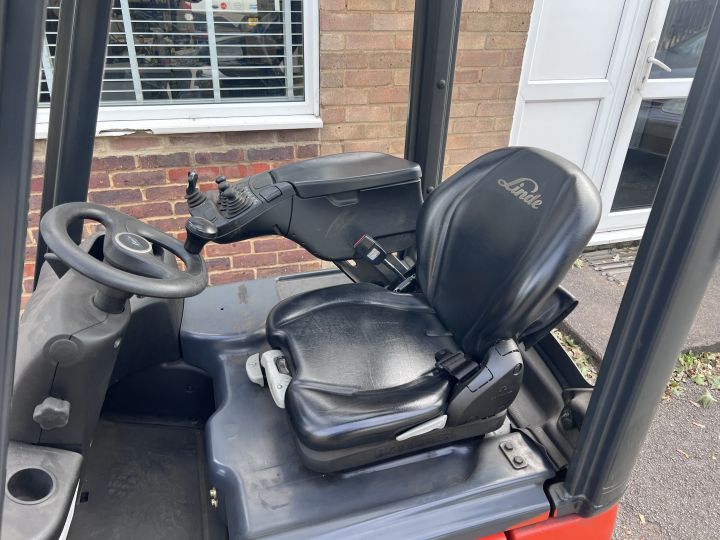 Linde E12-02 Small Counterbalance Fork Truck